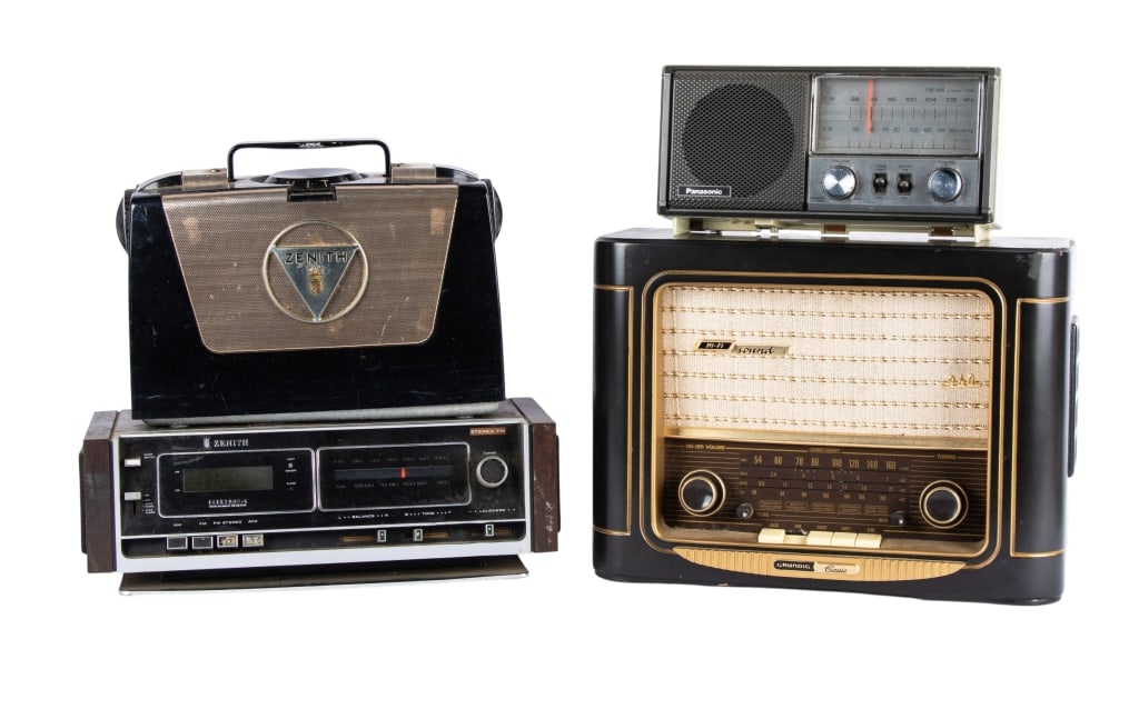 COLLECTION OF 4 VINTAGE RADIOS (1 of 5)