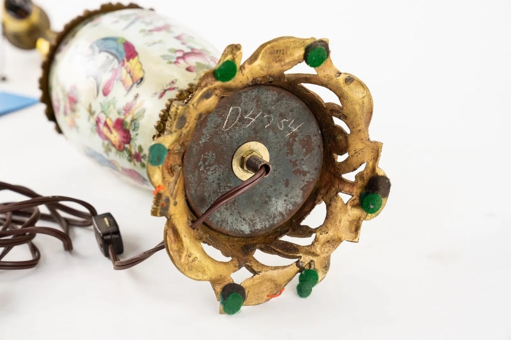 FAMILLE ROSE PORCELAIN & ORMOLU TABLE LAMP - 10