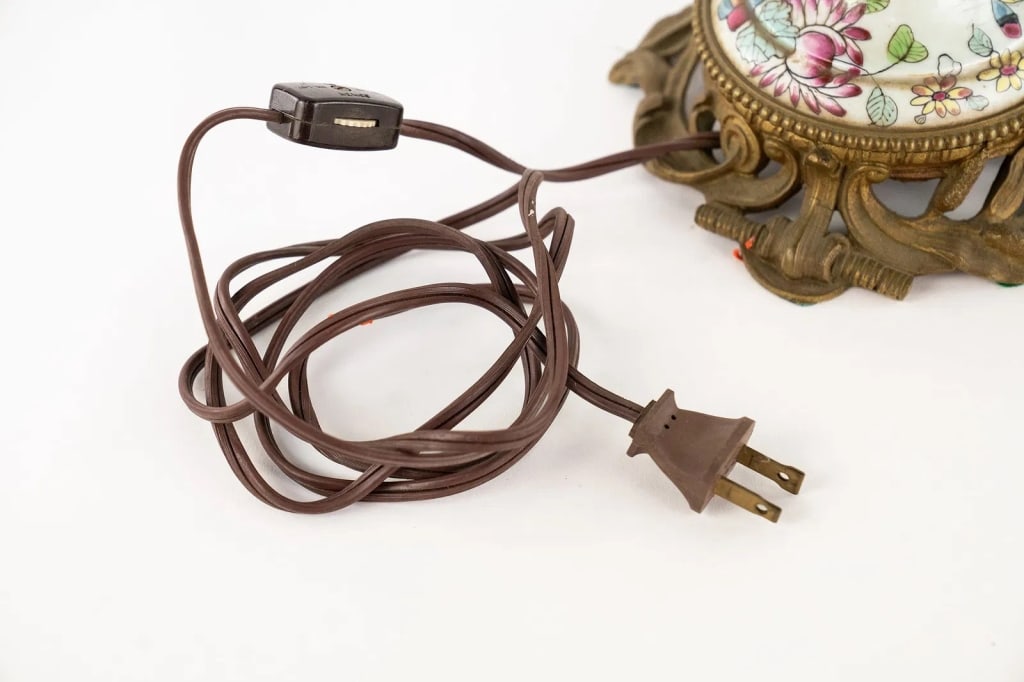 FAMILLE ROSE PORCELAIN & ORMOLU TABLE LAMP - 9