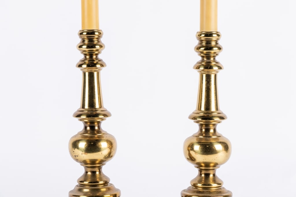 PAIR OF MID-CENTURY BRASS TABLE LAMPS - 3