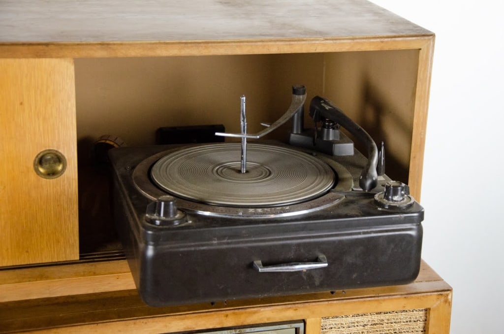 ZENITH STEREOPHONIC HIGH FIDELITY TELEVISION - 5