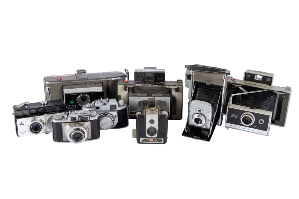 COLLECTION OF 8 VINTAGE CAMERAS (1 of 3)