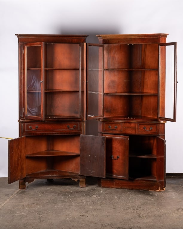 NEAR PAIR OF MAHOGANY DISPLAY CORNER CABINETS - 3