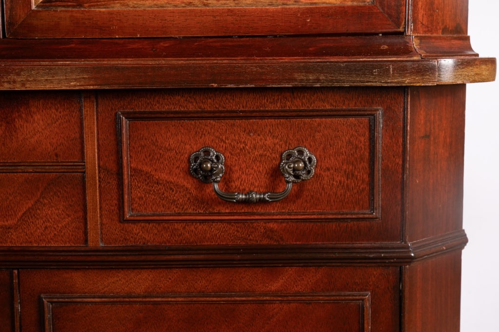 NEAR PAIR OF MAHOGANY DISPLAY CORNER CABINETS - 5
