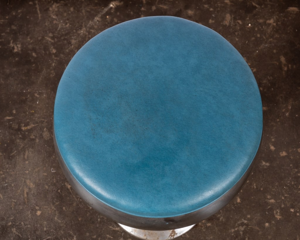 SET OF 7 BLUE & CHROME DINER BAR STOOLS - 5