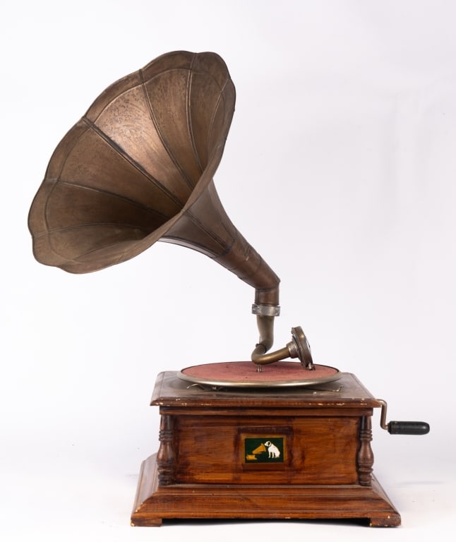 VINTAGE VICTROLA - 4