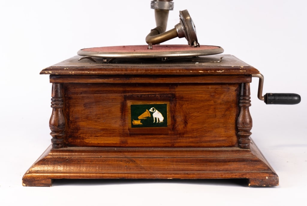 VINTAGE VICTROLA - 5