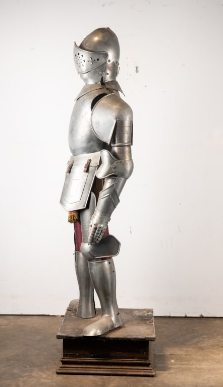 20TH CENTURY MARTO SUIT OF ARMOR - 2