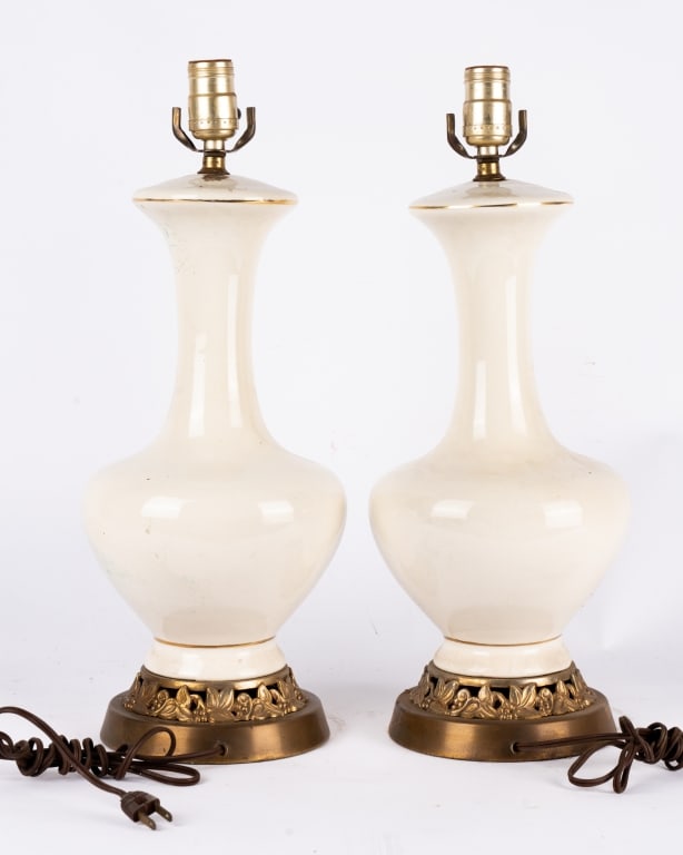 PAIR OF MID-CENTURY GLASS TABLE LAMPS - 3