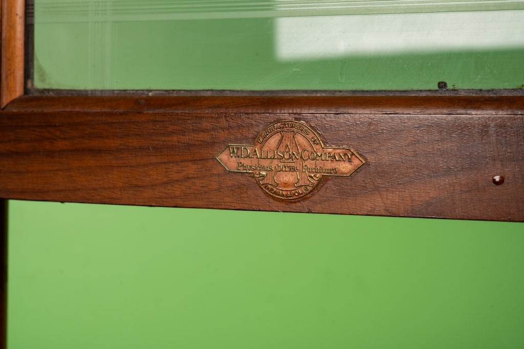 EARLY 20TH C. AMERICAN MEDICAL CABINET - 7