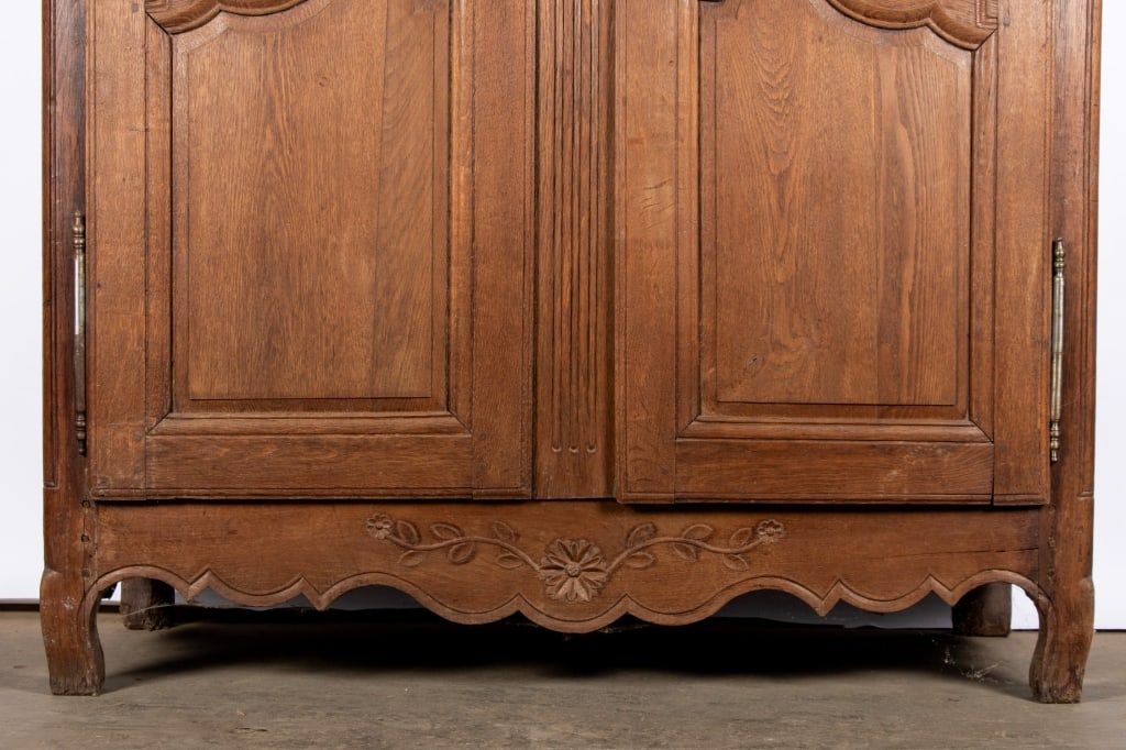 19TH CENTURY FRENCH OAK ARMOIRE - 4
