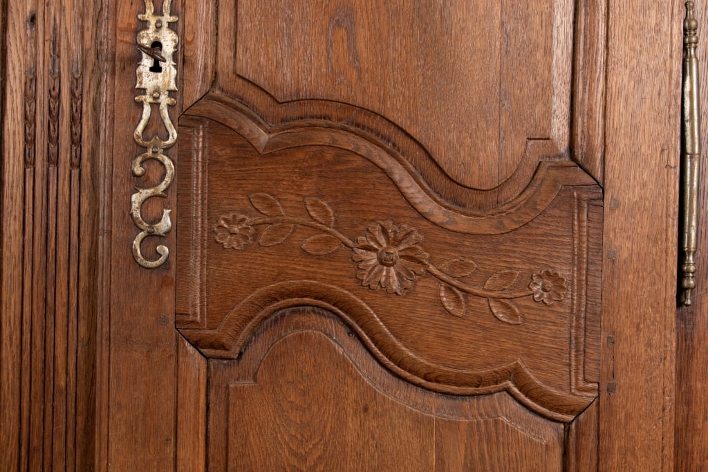 19TH CENTURY FRENCH OAK ARMOIRE - 9