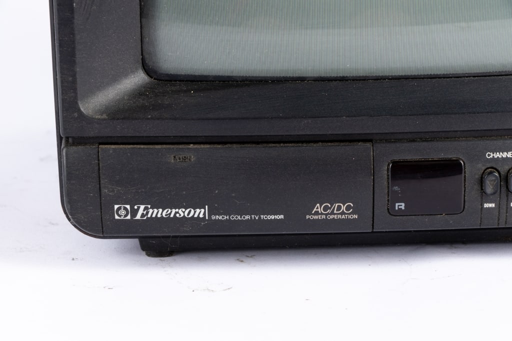 VINTAGE EMERSON PORTABLE TELEVISION - 3