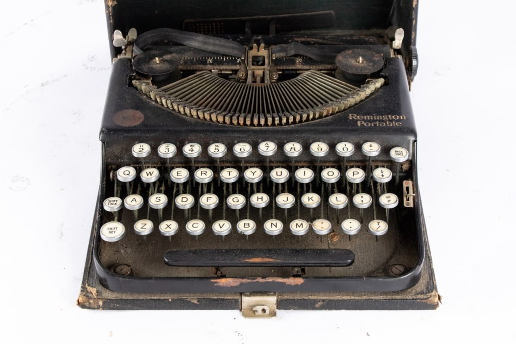 VINTAGE REMINGTON PORTABLE TYPEWRITER - 2