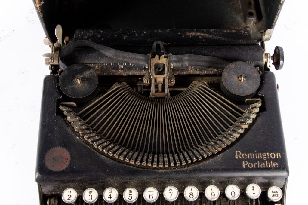 VINTAGE REMINGTON PORTABLE TYPEWRITER - 3