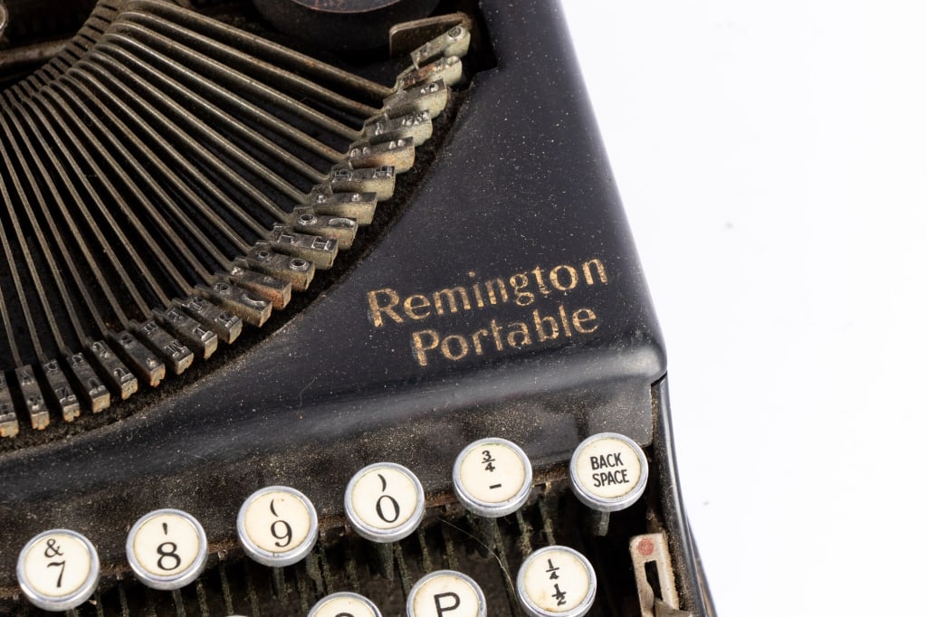 VINTAGE REMINGTON PORTABLE TYPEWRITER - 4