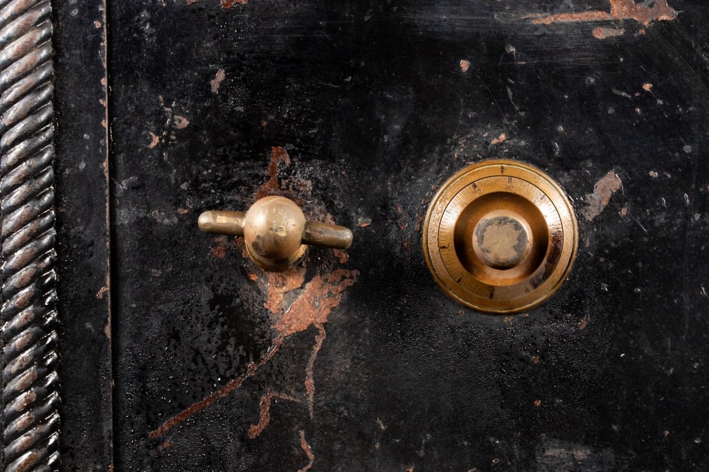VINTAGE LOCKED COMBINATION SAFE ON WHEELS - 2
