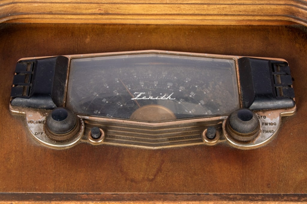 ZENITH TUBE RADIO WITH RECORD PLAYER - 5