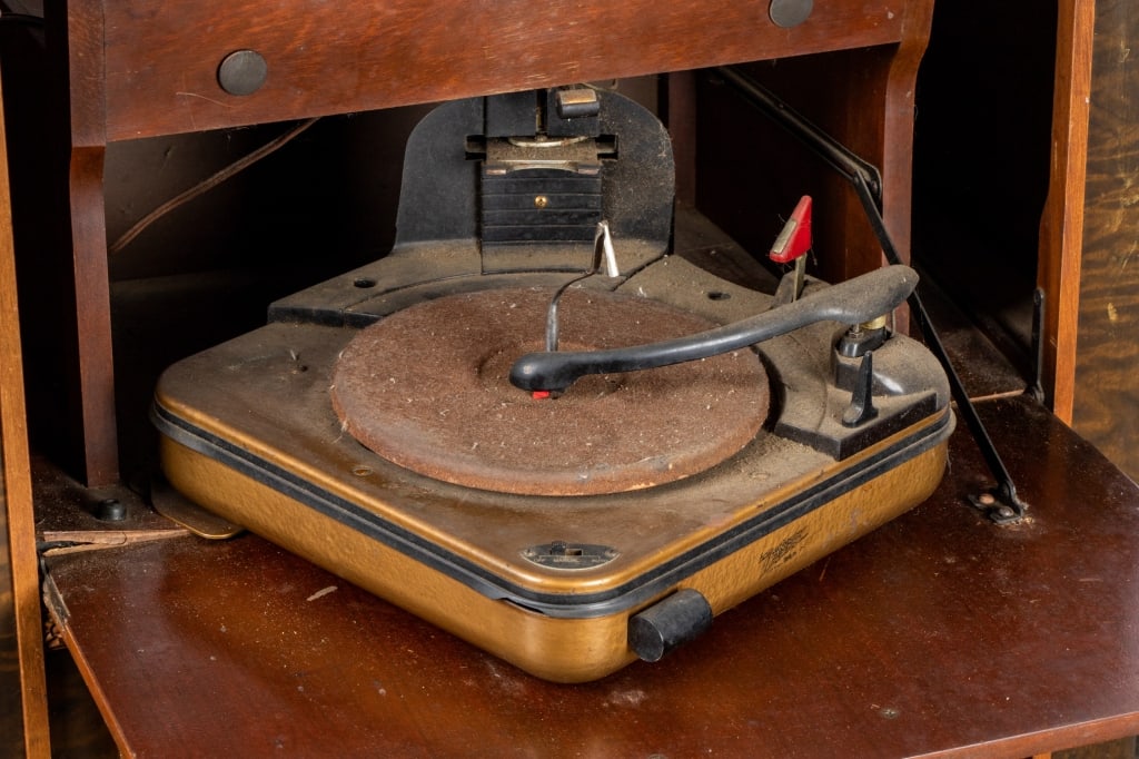 ZENITH TUBE RADIO WITH RECORD PLAYER - 8