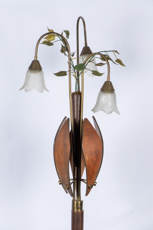 MID-CENTURY WALNUT & BRASS FLOOR LAMP - 2