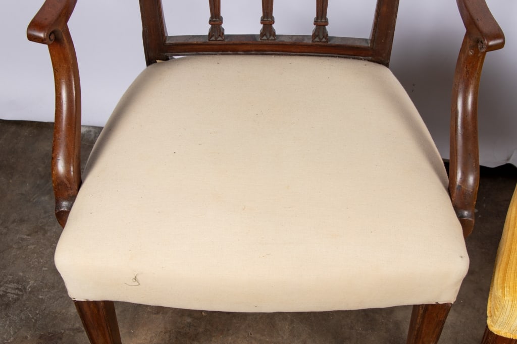 SET OF 4 HEPPLEWHITE STYLE MAHOGANY CHAIRS - 4