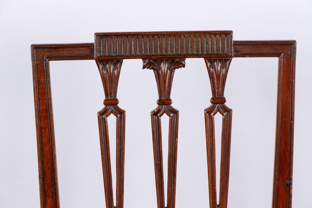 SET OF 4 HEPPLEWHITE STYLE MAHOGANY CHAIRS - 8