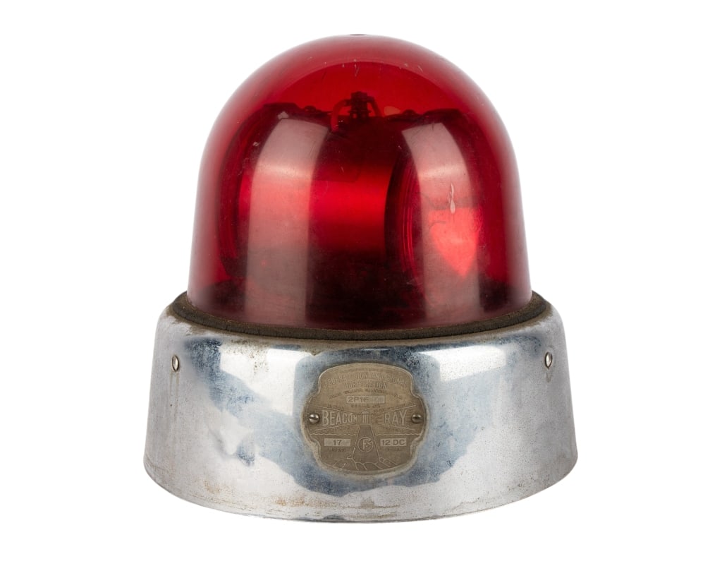 FEDERAL SIGNAL BEACON RAY MODEL 17 FLASHING LIGHT: Federal Signal Beacon Ray Model 17 flashing light with red rotating lens. Approximate dimensions: h. 8.5", w. 10", d. 10" Disclaimer: Participating bidders must have a credit card on file with