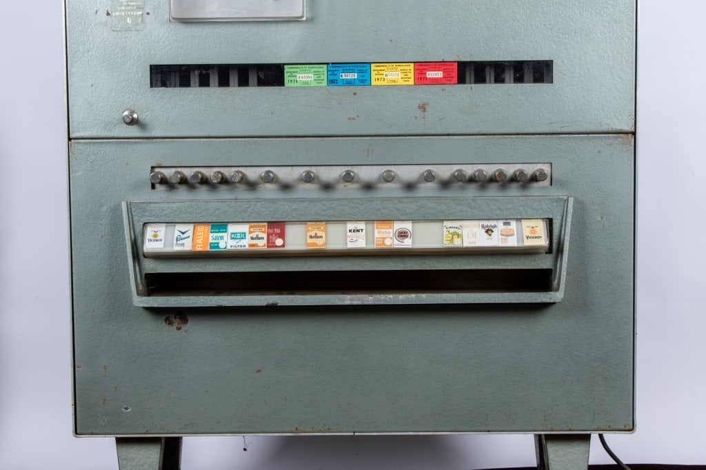 LEHIGH CIGARETTE VENDING MACHINE - 3
