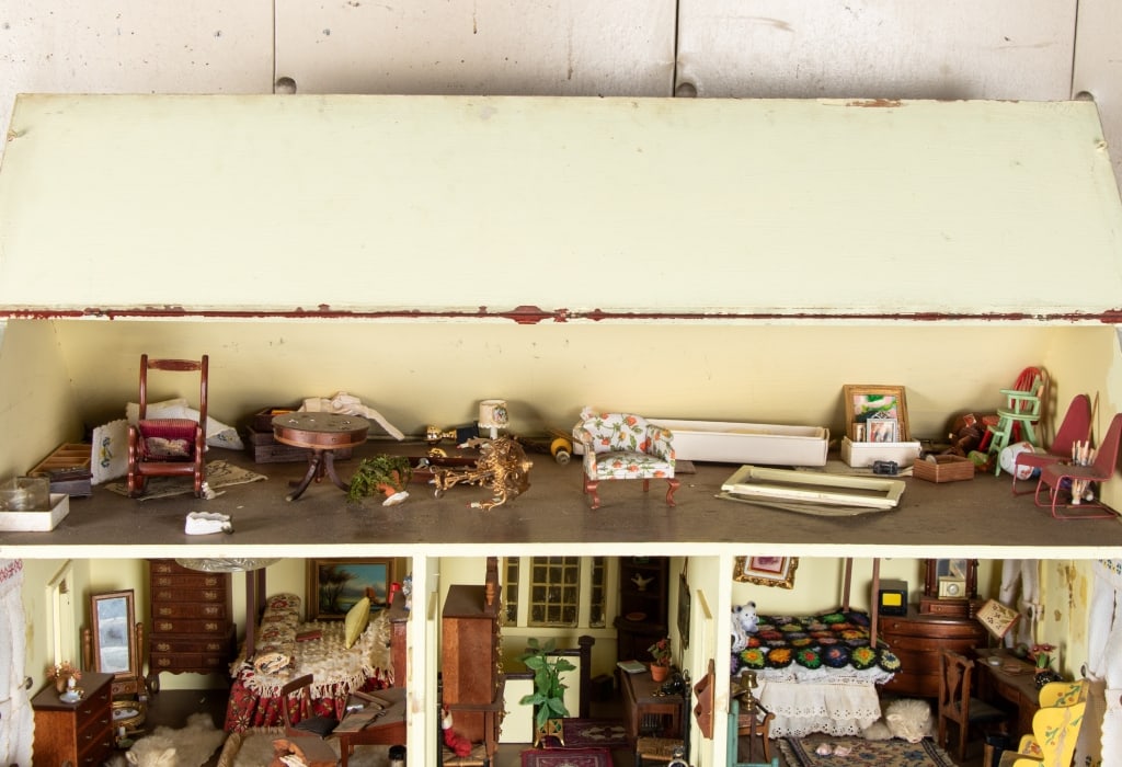 COLONIAL MANSION DOLLHOUSE - 10