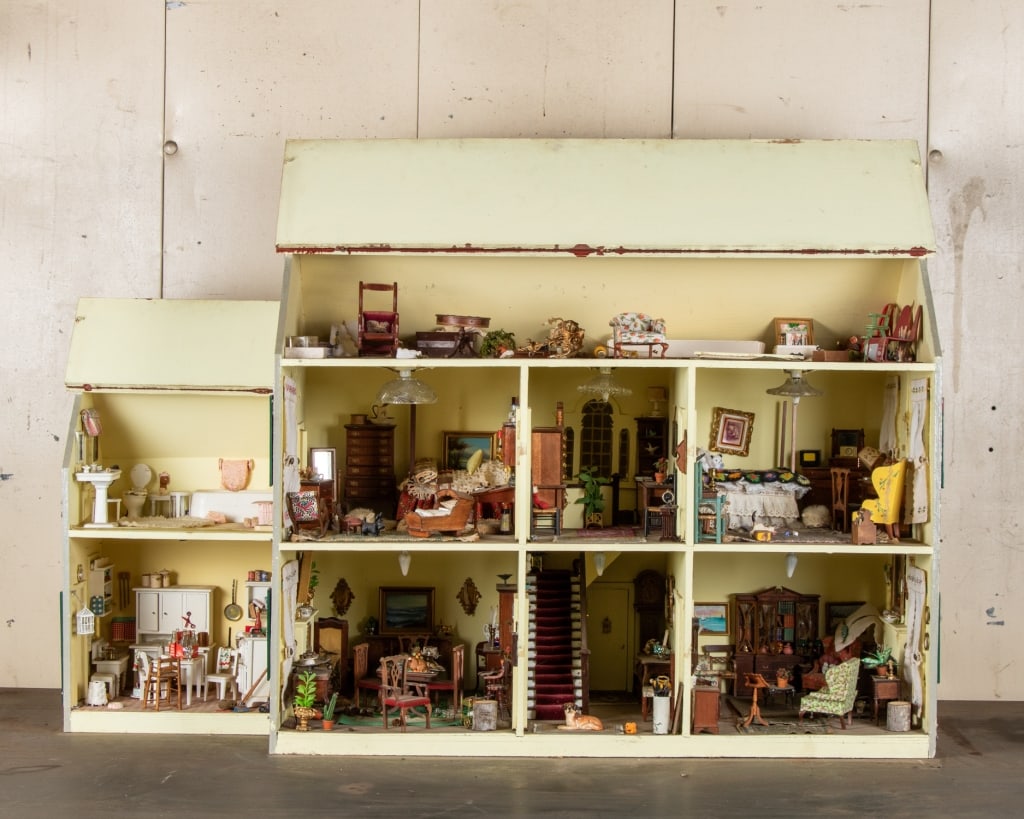 COLONIAL MANSION DOLLHOUSE - 2