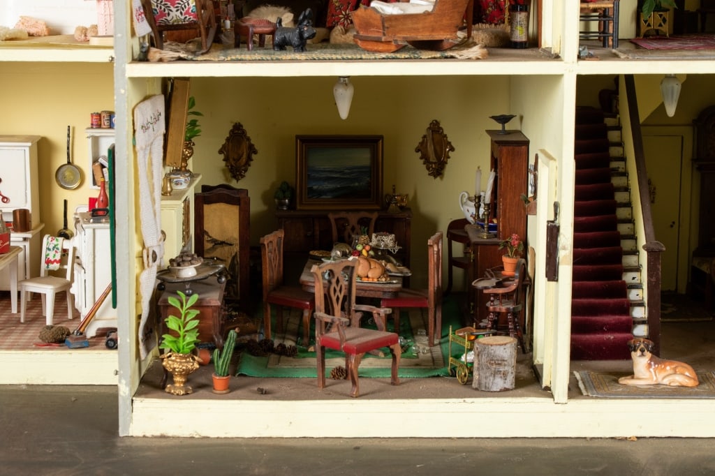 COLONIAL MANSION DOLLHOUSE - 3