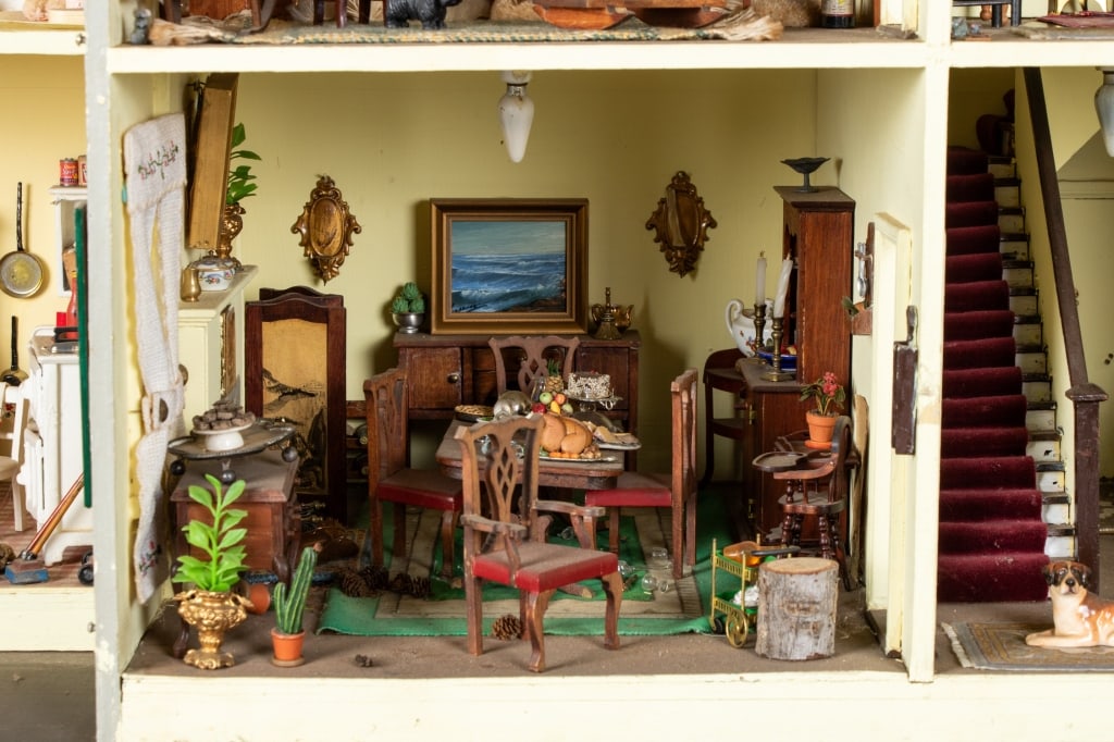 COLONIAL MANSION DOLLHOUSE - 7