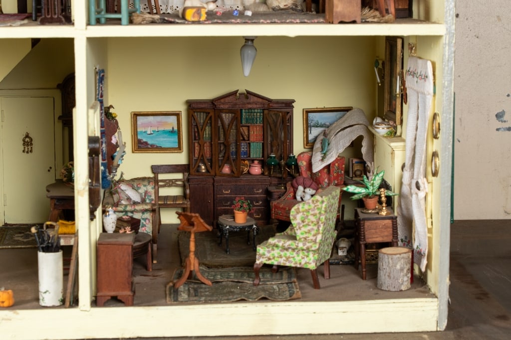 COLONIAL MANSION DOLLHOUSE - 8