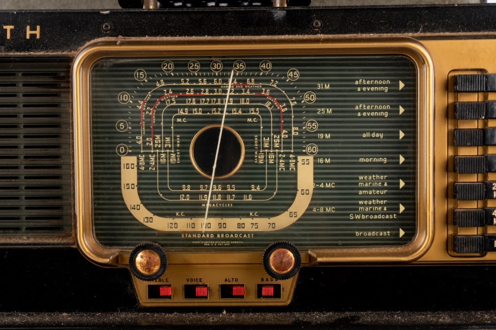 ZENITH TRANS-OCEANIC RADIO - 4