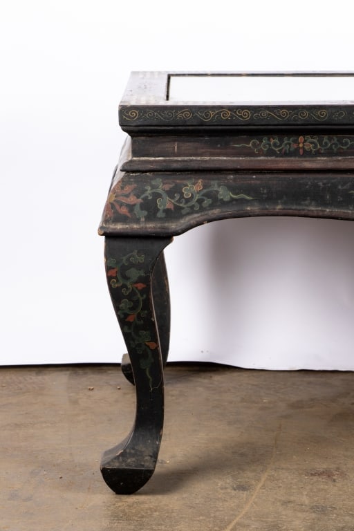 VINTAGE BLACK LACQUER COFFEE TABLE - 9