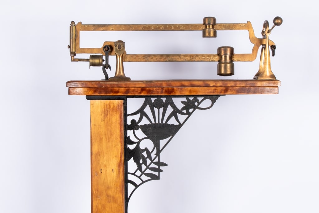ANTIQUE BRASS & OAK DOCTOR’S SCALE - 2