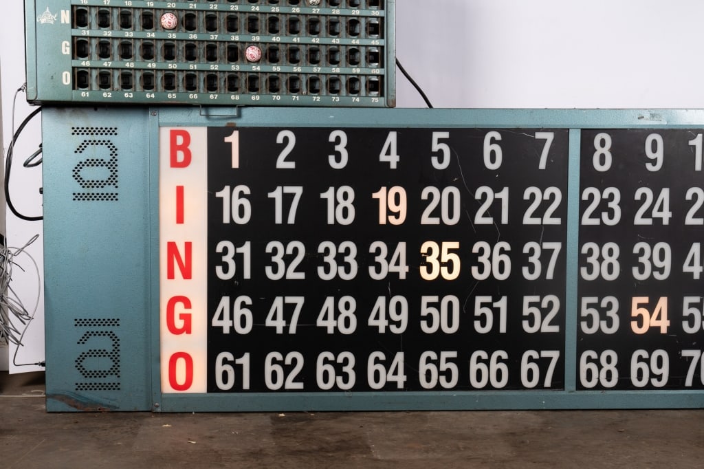 VINTAGE COMMERCIAL BINGO MACHINE W/BINGO BOARD - 3