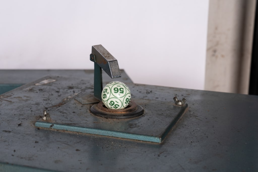VINTAGE COMMERCIAL BINGO MACHINE W/BINGO BOARD - 6
