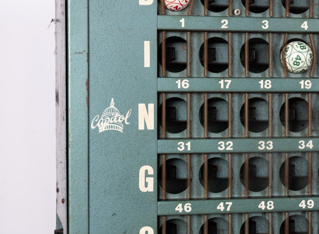 VINTAGE COMMERCIAL BINGO MACHINE W/BINGO BOARD - 7