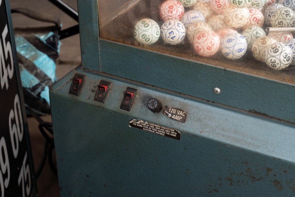 VINTAGE COMMERCIAL BINGO MACHINE W/BINGO BOARD - 8