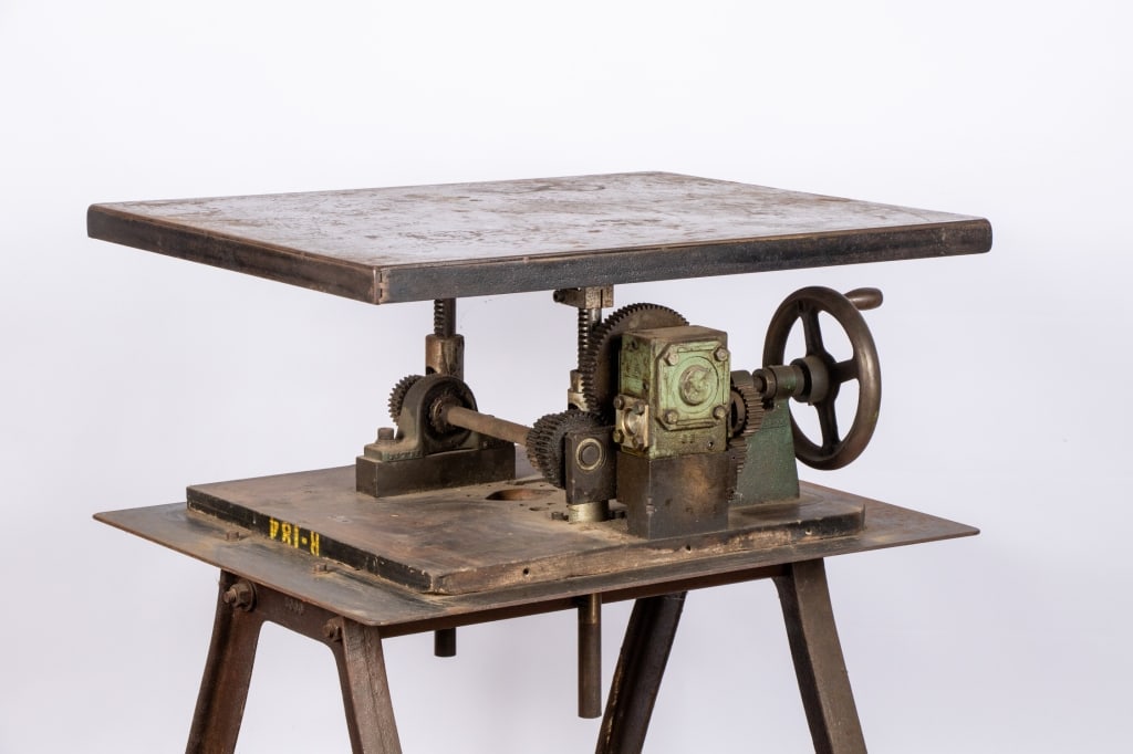 ADJUSTABLE INDUSTRIAL WORK TABLE - 2