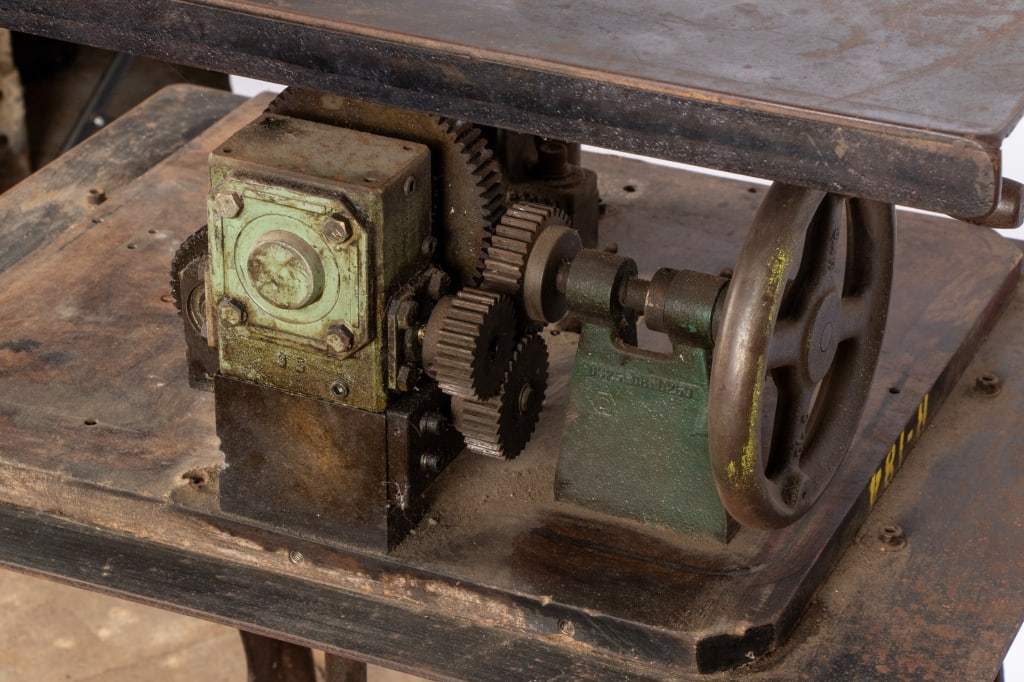 ADJUSTABLE INDUSTRIAL WORK TABLE - 4