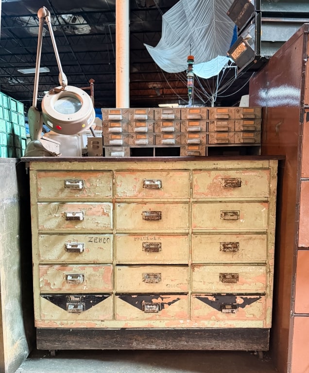 VINTAGE INDUSTRIAL CABINET WITH MAGNIFYING LAMP (1 of 7)