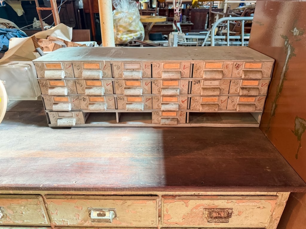 VINTAGE INDUSTRIAL CABINET WITH MAGNIFYING LAMP - 3