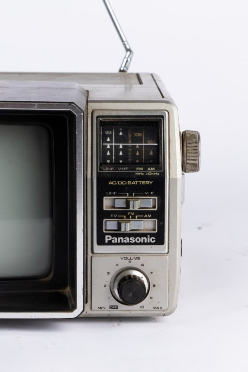 VINTAGE PANASONIC PORTABLE TV - 3