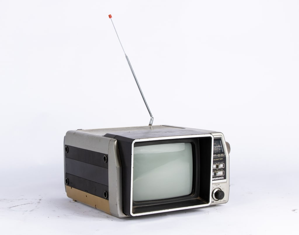 VINTAGE PANASONIC PORTABLE TV - 4