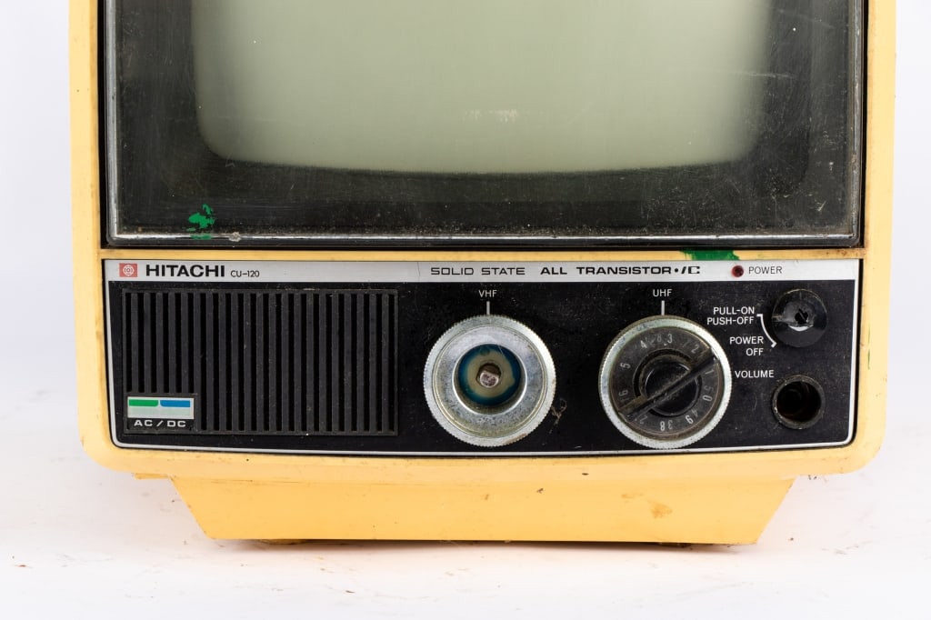 VINTAGE HITACHI PORTABLE TV - 3