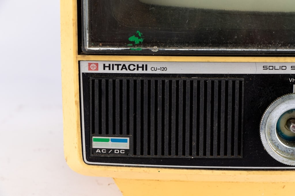 VINTAGE HITACHI PORTABLE TV - 4