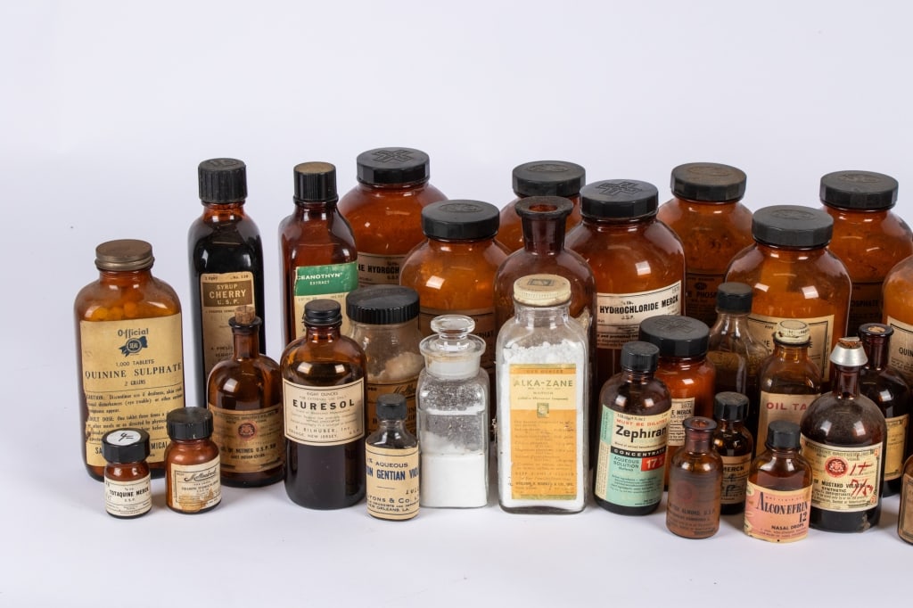 LARGE COLLECTION OF VINTAGE APOTHECARY BOTTLES - 2
