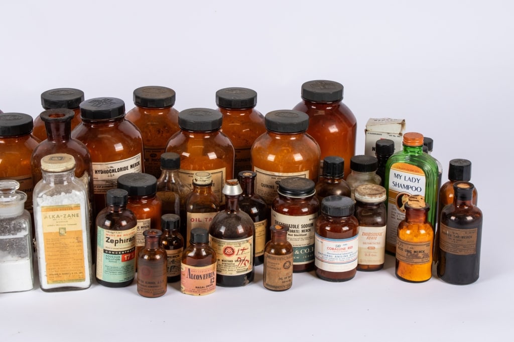 LARGE COLLECTION OF VINTAGE APOTHECARY BOTTLES - 3